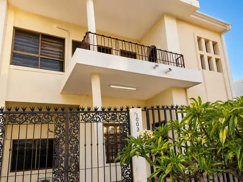 Propiedad de dos niveles con potencial habitacional y de renta