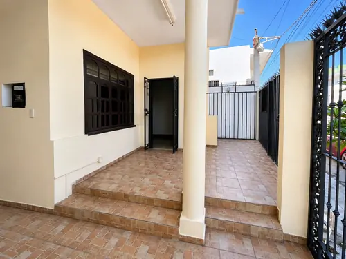 Propiedad de dos niveles con potencial habitacional y de renta