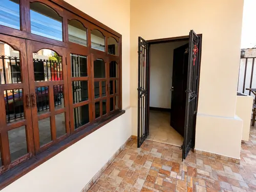 Propiedad de dos niveles con potencial habitacional y de renta