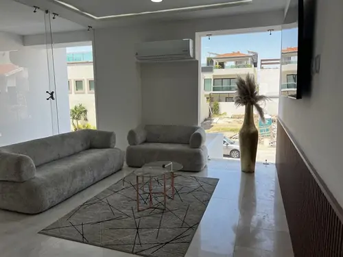 Condominio amueblado en renta anual frente a la playa | Playa Brujas